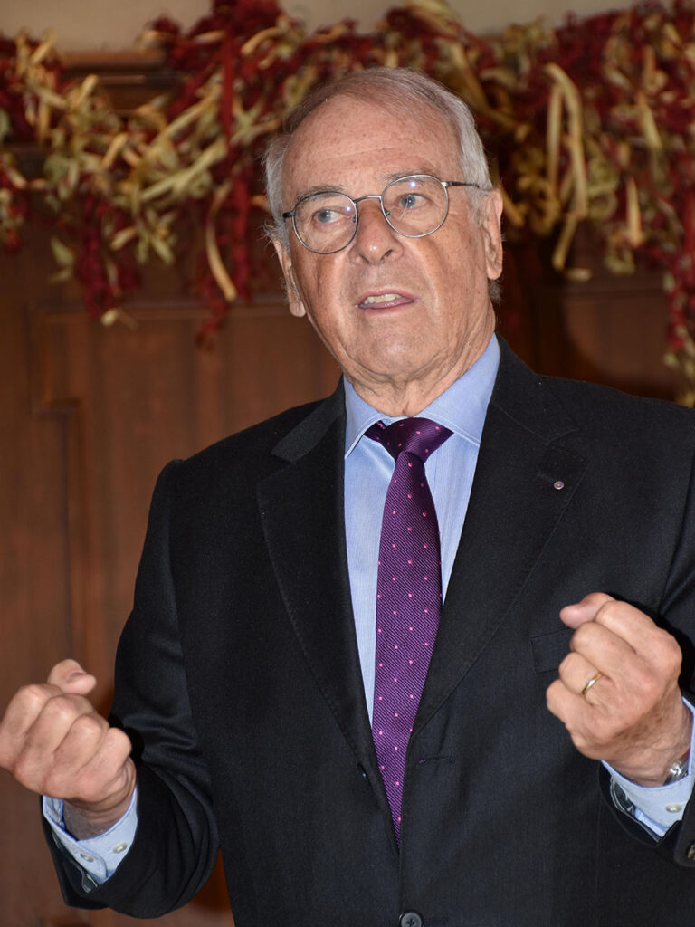 Kiwanis Club Langenthal alt Bundesrat Adolf Ogi holt Spende persönlich von 21'000FR ab.