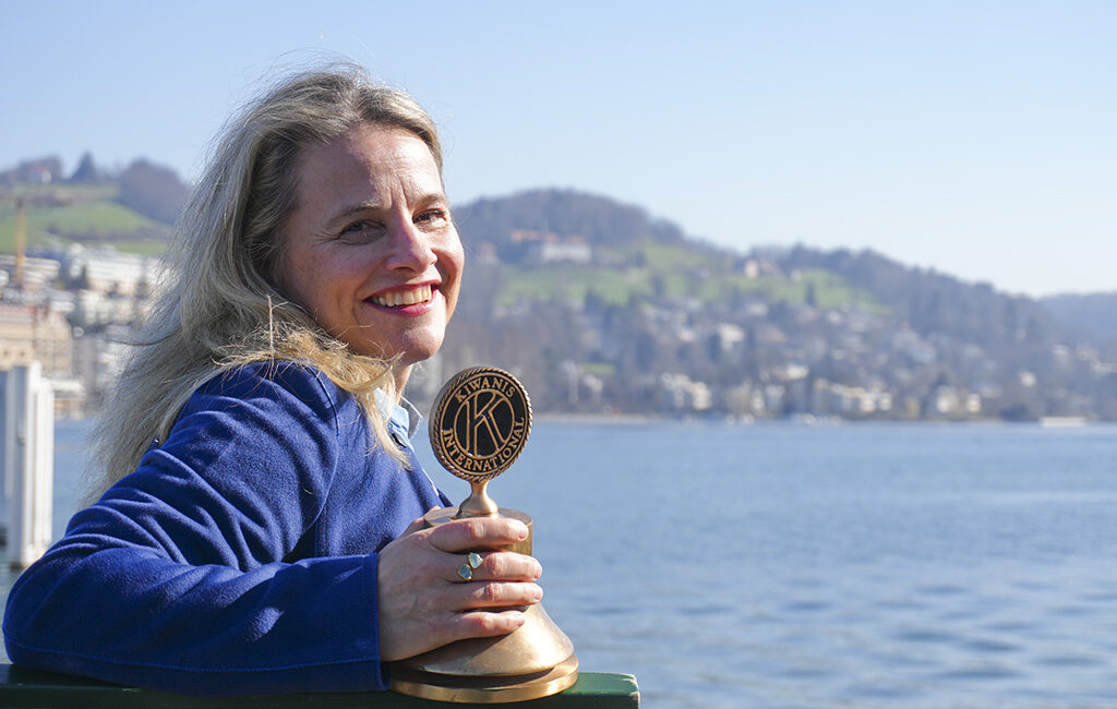 Ich bin Kiwanis Claudia Bättig mit Kiwanisglocke