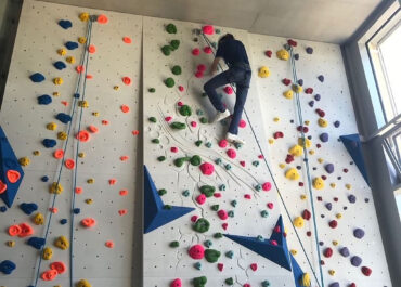Kiwanis Club Zürich-Romandie Bau der Kletterwand für KISPI im Rehazentrum gespendet