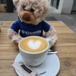 Eine wunderschöne Reise - Cafe mit Bär
